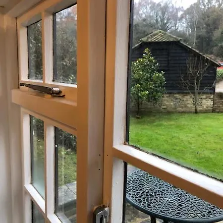 Muntjac Lodge, A Cabin In Heart Of Chorleywood Exterior photo