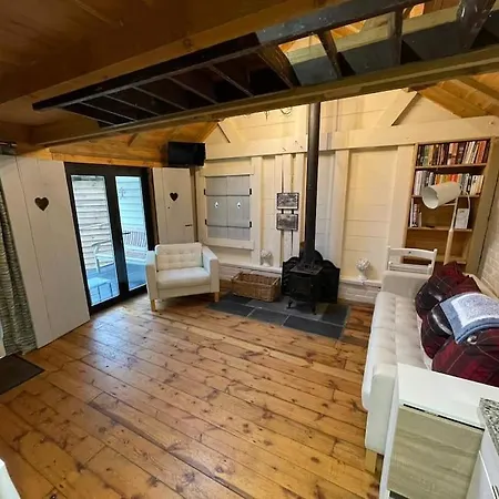 Muntjac Lodge, A Cabin In Heart Of Chorleywood Exterior photo
