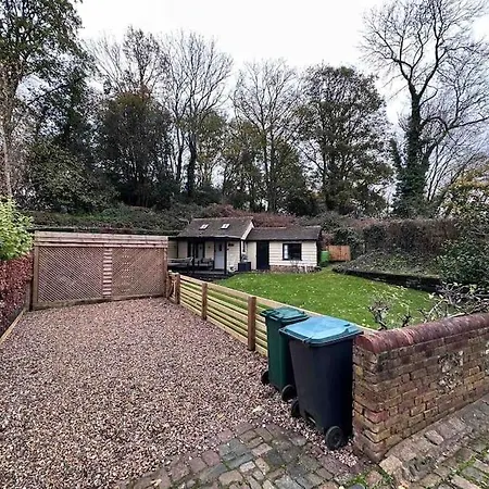 Muntjac Lodge, A Cabin In Heart Of Chorleywood Exterior photo