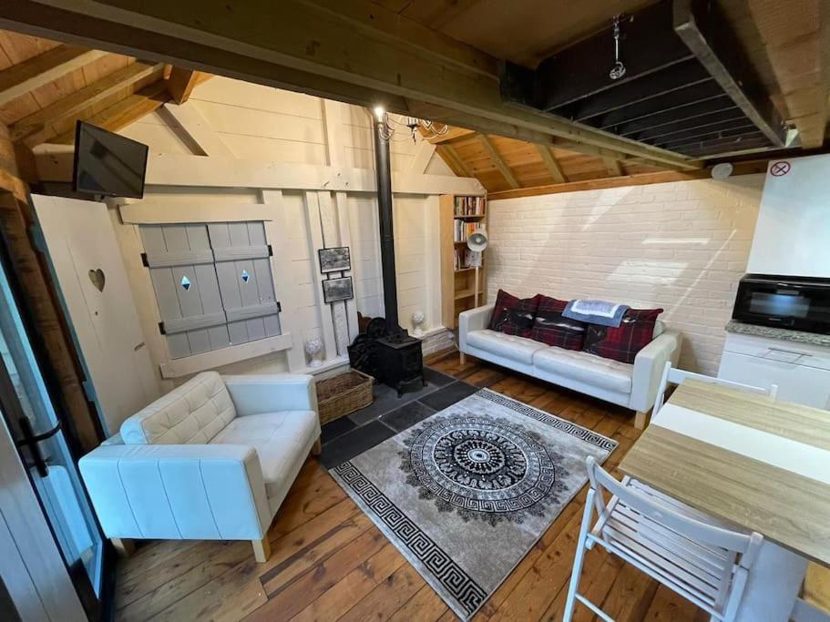 Muntjac Lodge, A In Heart Of * Chorleywood